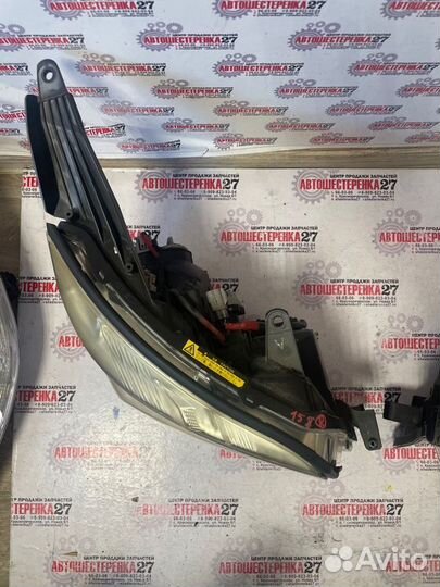 Фара правая Toyota Voxy ZRR75W 3ZR 2011