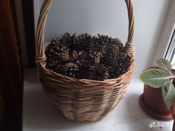 Корзинка с шишками