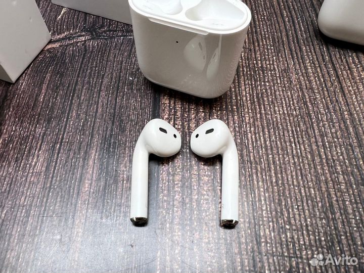 Apple AirPods 2 Wireless Charging Case