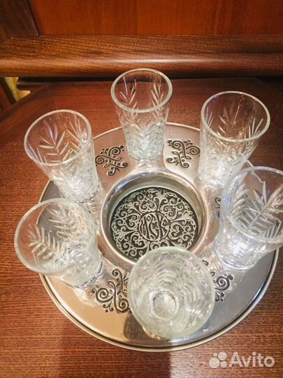 Подставка с рюмками 