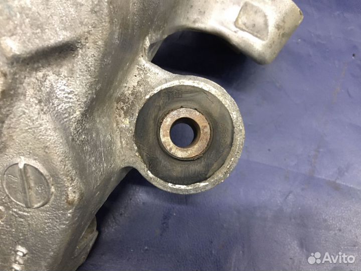 Кулак задний правый cadillac sts