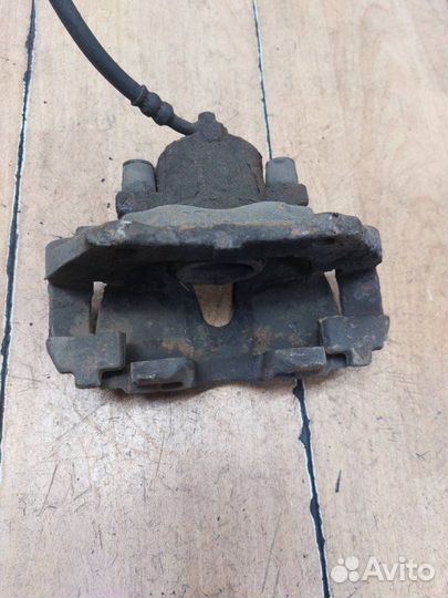 Тормозной суппорт передний левый Opel Astra H