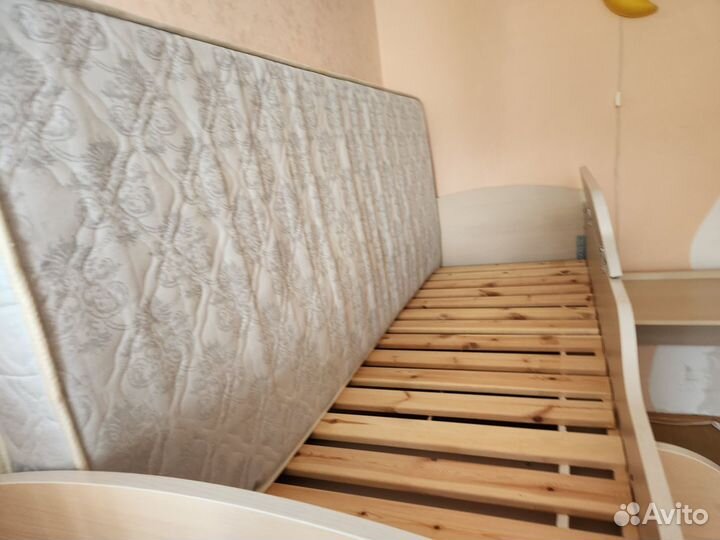 Кровать чердак со столом и шкафом