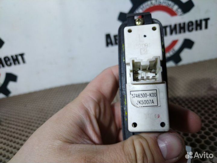 Кнопка стеклоподъемника задняя Great Wall Hover