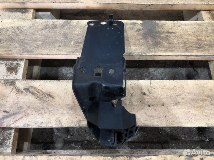 Крепление радиатора левое Bmw 3 E90 N46B20 2007