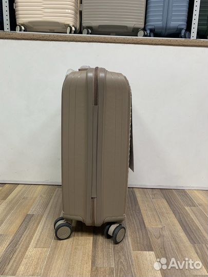 Чемодан на колесах размер S