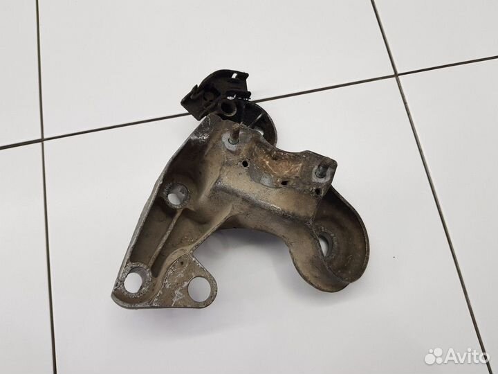 Кронштейн опоры двигателя правый (Audi A4)