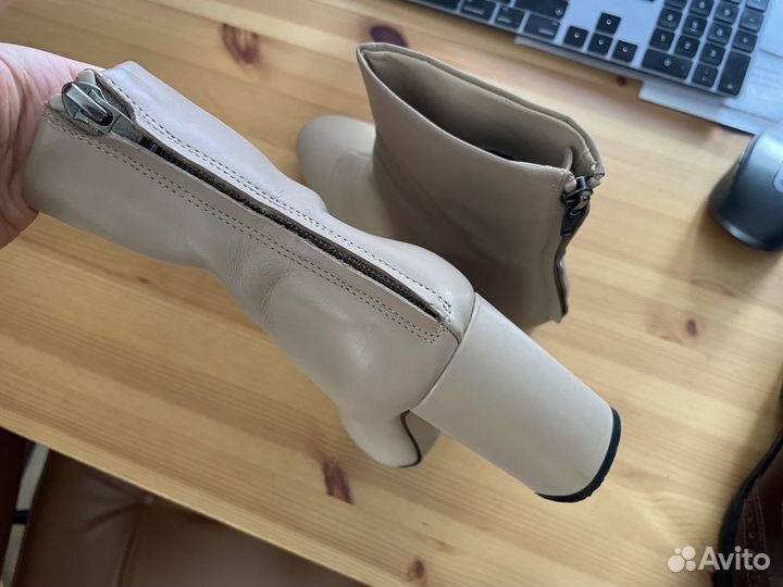 Несколько пар разной кожаной обуви