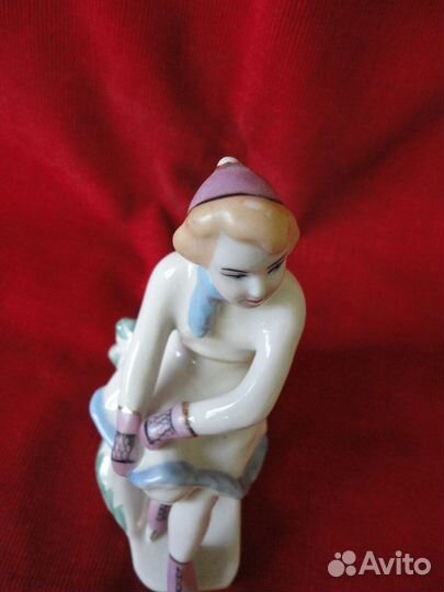 Статуэтка. Фарфор СССР. зхк.Полонне Конькобежка