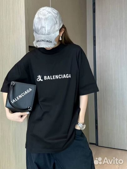 Футболка Balenciaga топовая (тренд 2025)