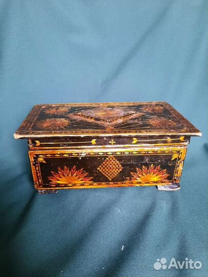 Старинная деревянная шкатулка