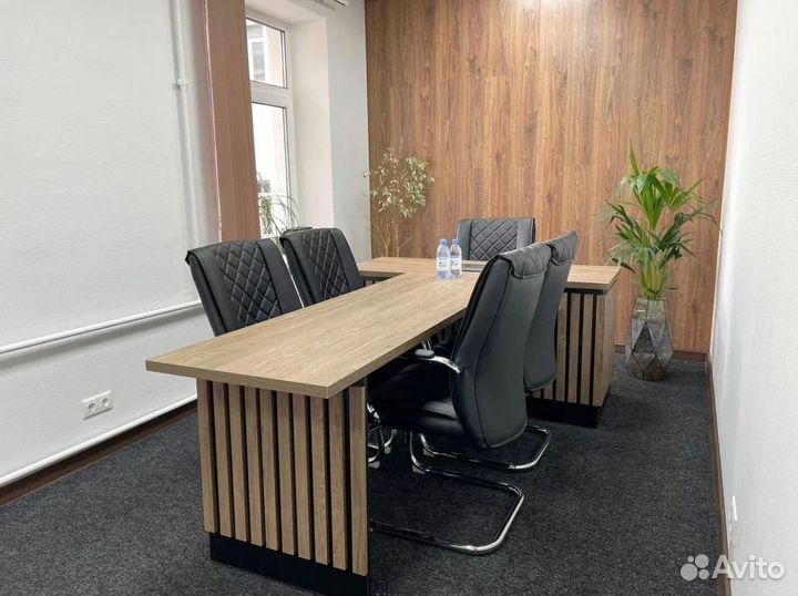 Стол с брифингом