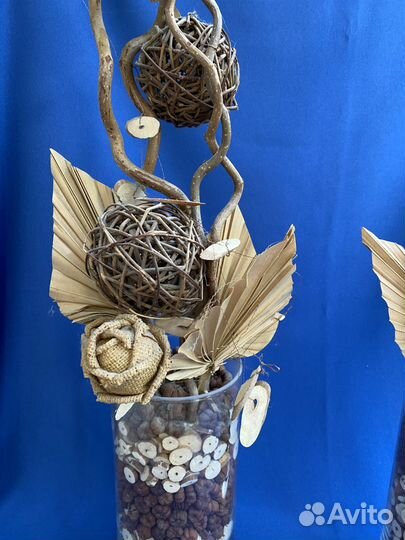 Композиция из искусственных цветов