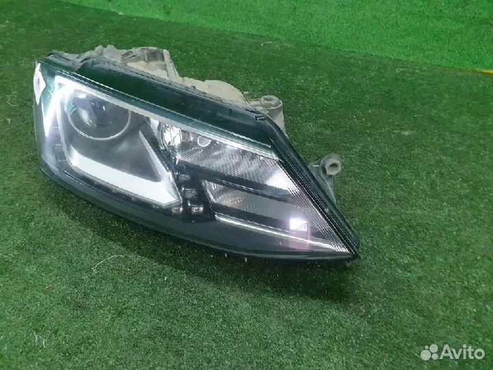 Фара правая Volkswagen Jetta