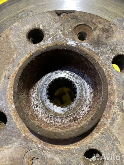 Поворотный кулак правый Renault Logan 1