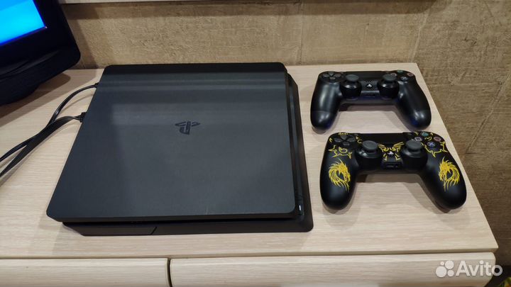Sony Playstation Slim 4 1Tb, 2 геймпада, 1 игра