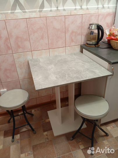 Книжная полка и кухонный стол