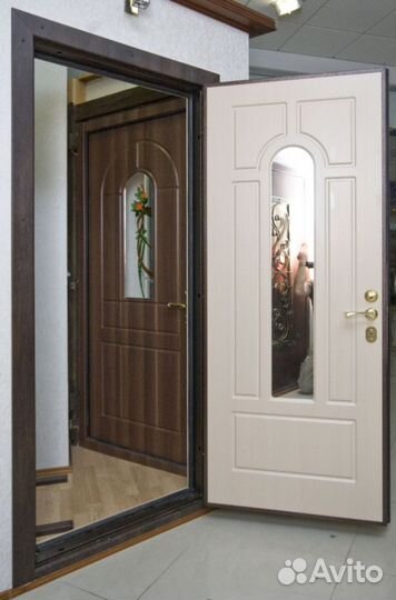 Дверь входная с зеркалом д-7