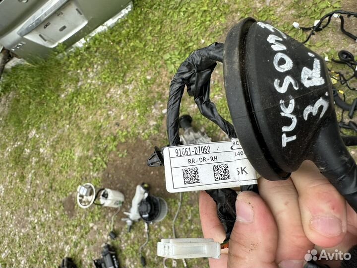 Проводка задней правой двери Tucson 3