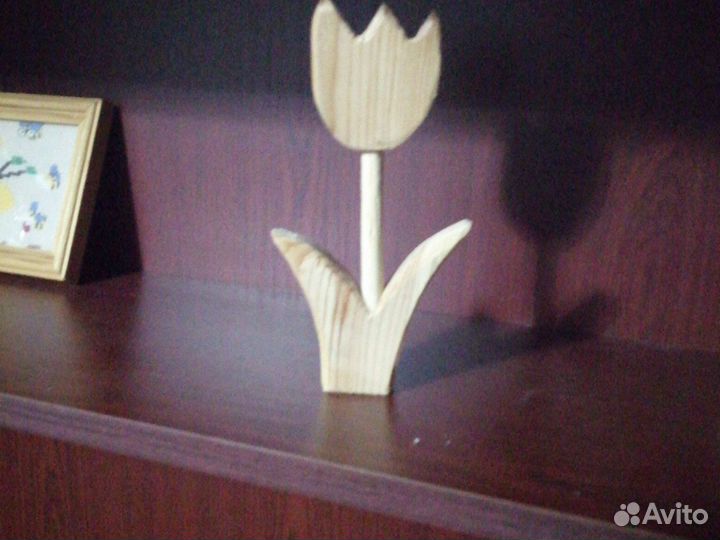 Тюльпаны и дерева