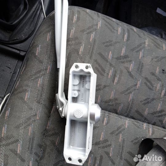 Доводчик дверной