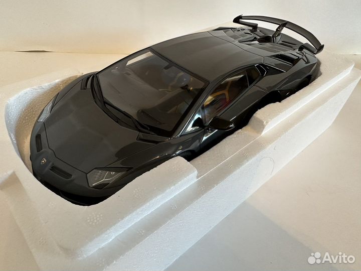 Lamborghini aventador SVJ 1/18 Kyosho GT spirit