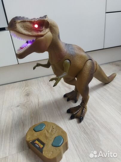 Динозавр на пульте игрушка