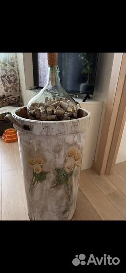 Старинная бутыль с пробками и кофр