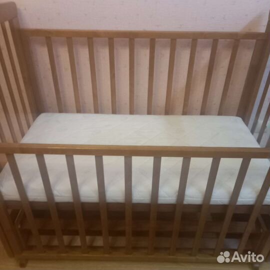 Детская кроватка с маятником