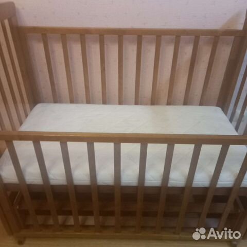 Детская кроватка с маятником