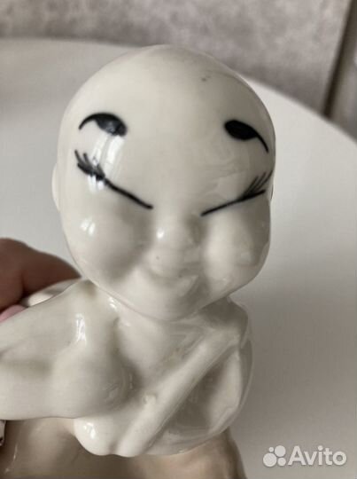 Статуэтка фарфор Монголия Мальчик с корзинкой