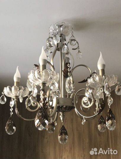 Люстра хрустальная Смотрится дорого и богато