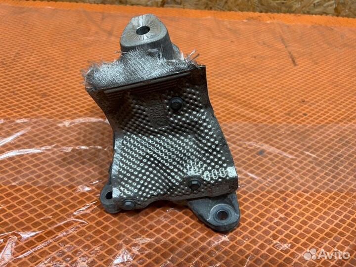 Кронштейн опоры двигателя передний правый Audi A5