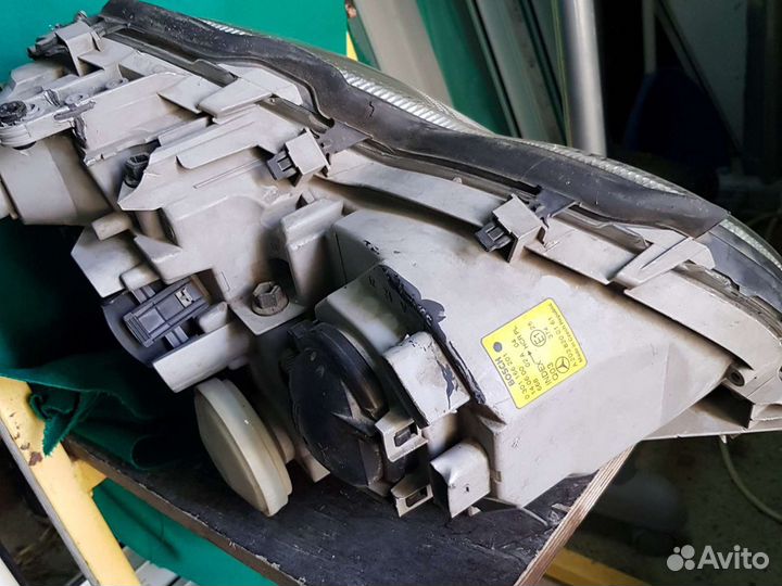 Фара головного света Мерседес