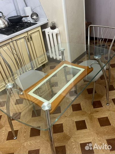 Кухоный стол и стулья