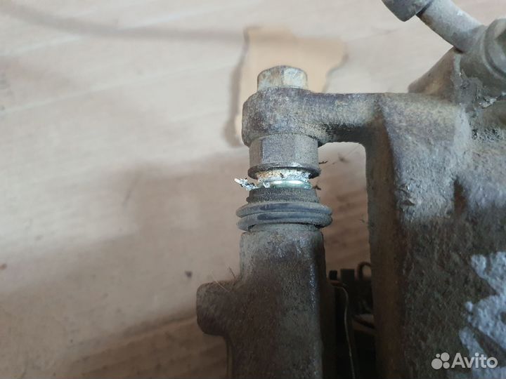 Суппорт задний правый kia sorento 2 xm