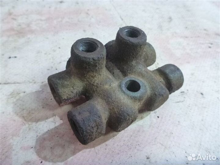 Распределитель тормозных сил Mitsubishi Galant