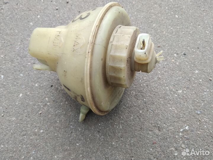 Бачок главного тормозного цилиндра на VW Гольф-3