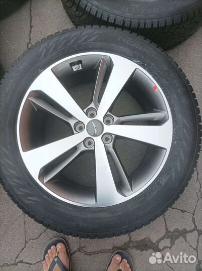 Оригинальные колеса R20 на Genesis GV 80