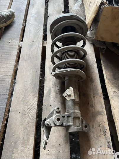 Стойка передняя правая Nissan Primera P12 европа