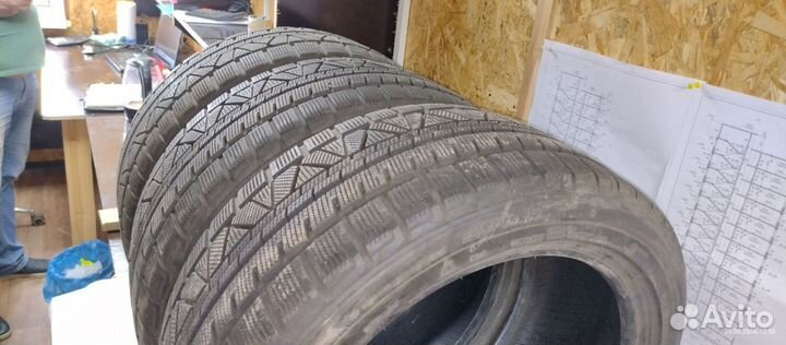 Vitour Ice Line 245/45 R17 99H