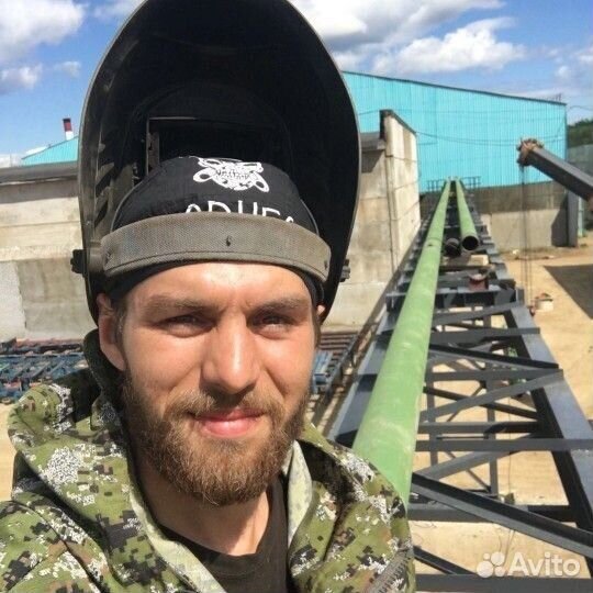 Электросварщик ручной дуговой сварки электродами с