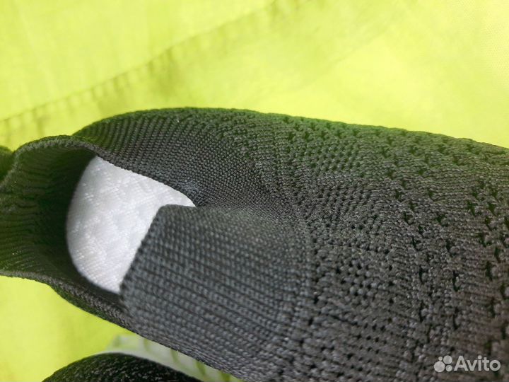 Кроссовки детские изики с игрушкой