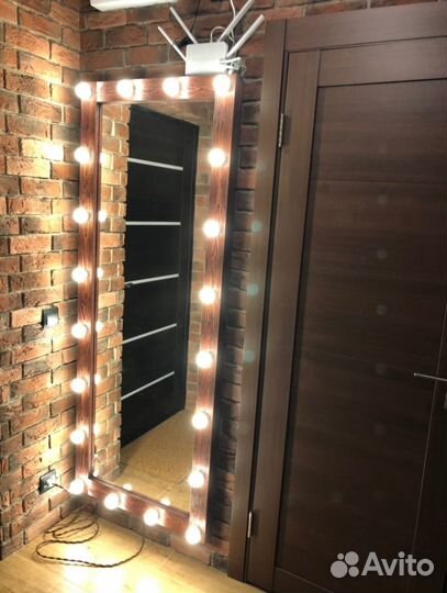 Гримерное зеркало с лампочками
