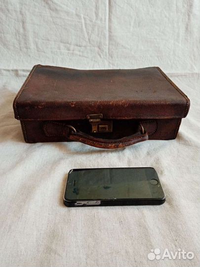 Старинный маленький кожаный чемоданчик