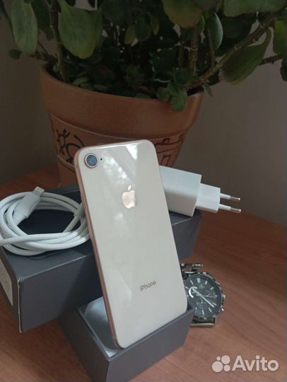 Телефон iPhone 8 Gold 64gb
