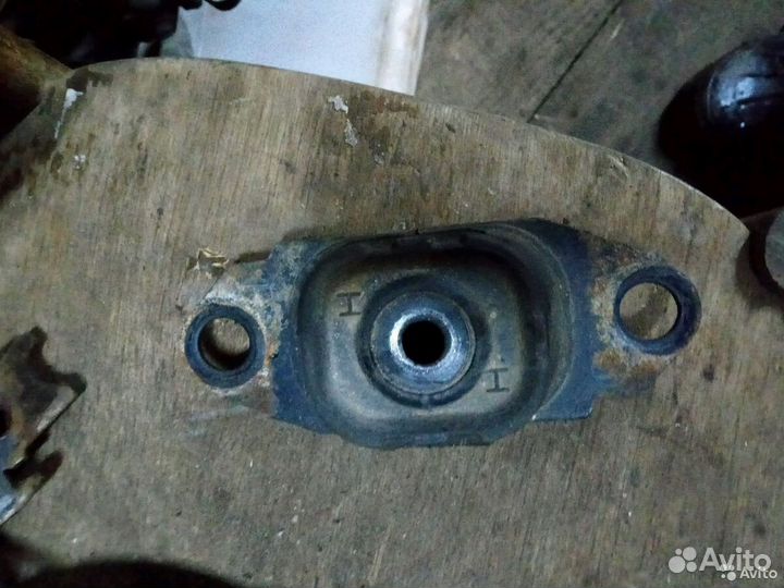 Кронштейн подушка Ниссан Жук