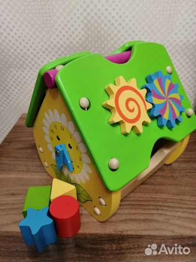 Домик-сортер, бизиборд