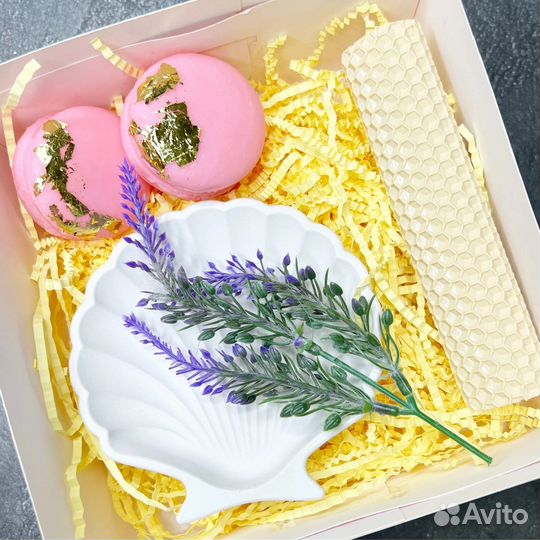 Набор из мыла ручной работы, свечей и подставки