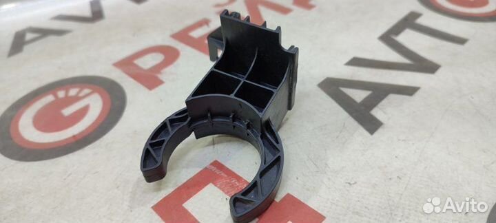 Кронштейн трубки бачка омывателя Volkswagen Tiguan